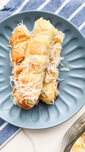Rollitos de queso con leche condensada y coco