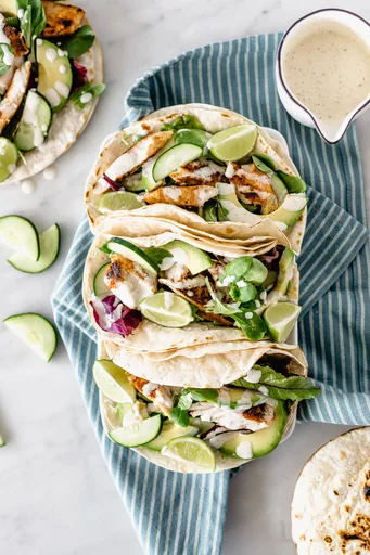 Tacos de pescado al estilo blackened con salsa ranchera casera