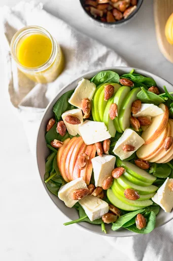 Ensalada de brie y manzana
