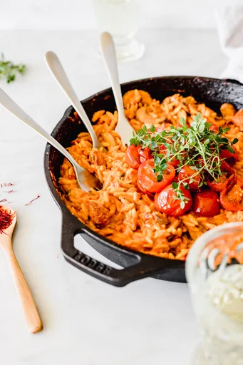 Risotto de orzo con tomate, azafrán, champiñones y chorizo