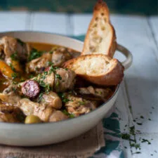 Pollo portugués estofado con chorizo