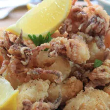 Calamares Fritos Crujientes con Arroz al Limón y Perejil