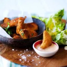 Nuggets de pollo crujientes con ensalada de cogollos
