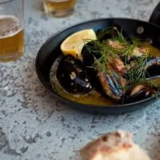 Carrilleras de cerdo y mejillones