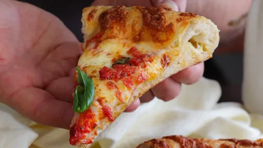 Pizza con Borde Relleno de Queso