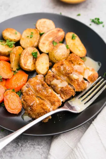 Pollo crujiente al estilo panko con patatas y zanahorias