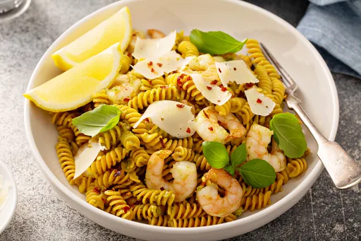 Pasta de garbanzos sin gluten con langostinos y hierbas