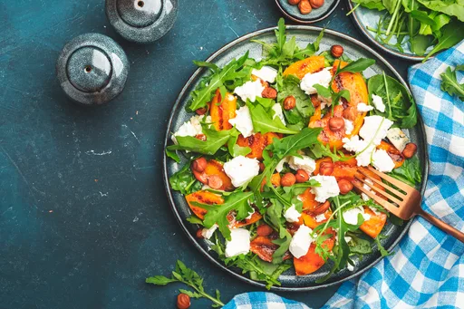 Ensalada de Rúcula y Melocotón a la Plancha con Avellanas Tostadas y Feta