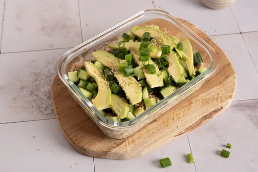 Bol de sushi de atún con aguacate