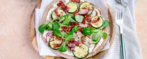 Platbrood flammkuchen met courgette & kalkoen spekreepjes