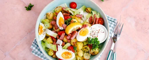 Witlofsalade met krieltjes, ei & kalkoen spekreepjes