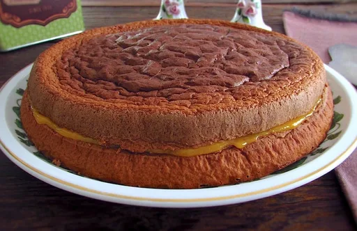 Cinnamon cake filled with sweet egg cream
