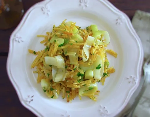Puerros, patatas y huevos (Alho francês à Brás)
