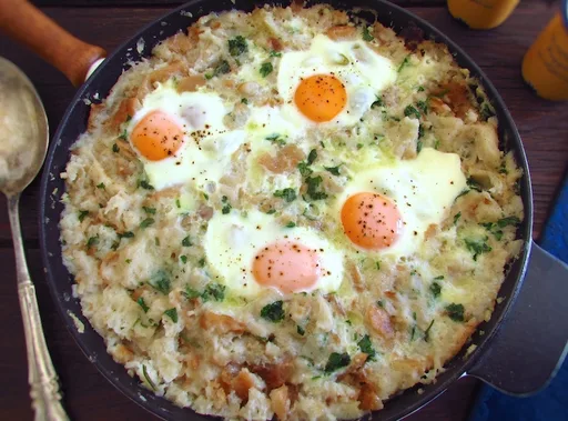 Migas portuguesas con huevos pochados
