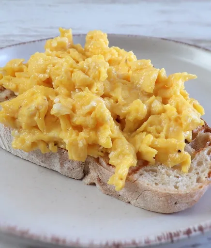 Huevos revueltos con 4 ingredientes