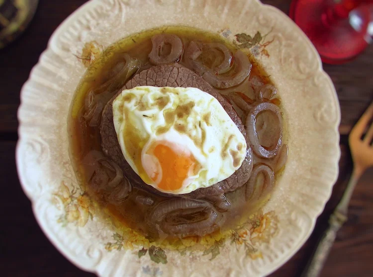Stewed beef medallions with fried egg