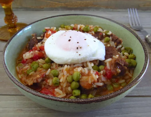 Carne guisada con arroz y huevos escalfados