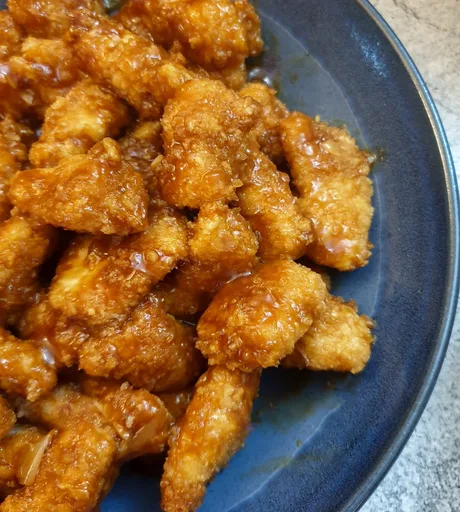 Pollo a la naranja pegajoso y ultracrujiente