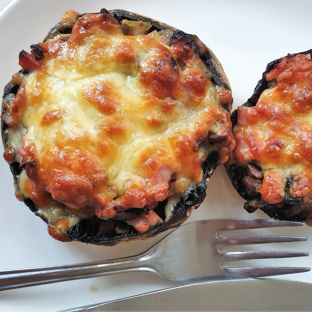 Garlic stuffed mushrooms with ham and cheese