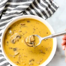 Sopa de champiñones vegana rápida y fácil