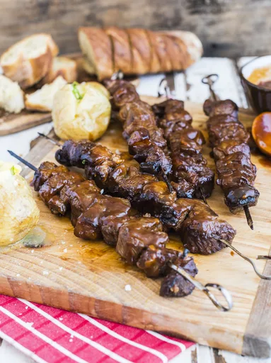 Brochetas de rumpsteak con salsa Monkey Gland