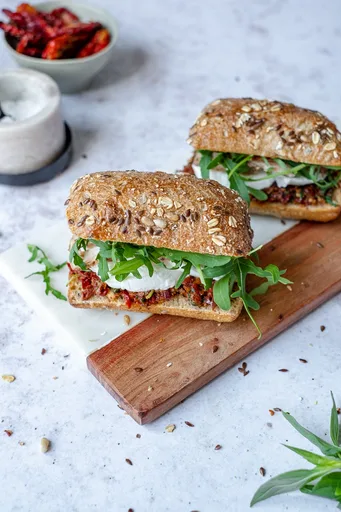 Bocadillo con tapenade de tomate