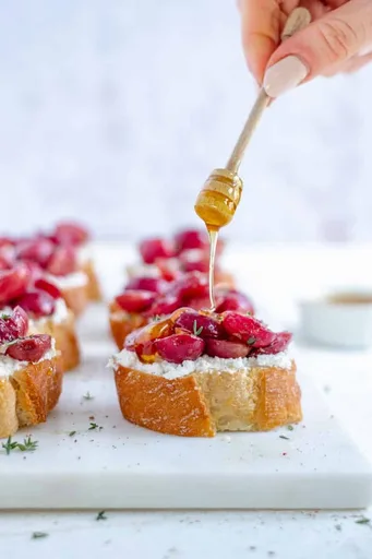 Bruschetta con uvas y ricotta