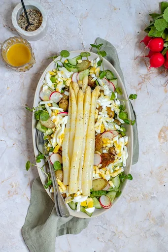 Ensalada con espárragos, patatas nuevas y huevo