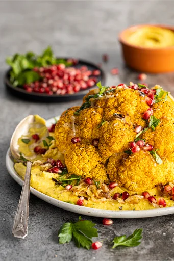 Chou-fleur entier au cari et purée de haricots blancs