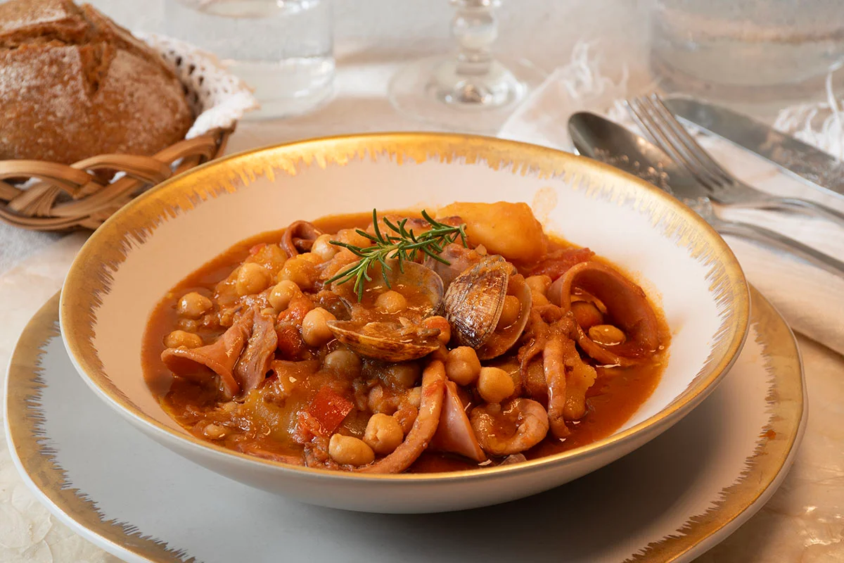 Guiso de choupa/pota con almejas y garbanzos.