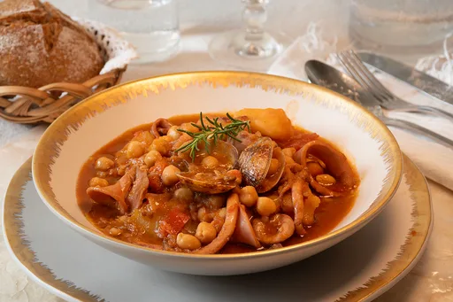 Guiso de choupa/pota con almejas y garbanzos.