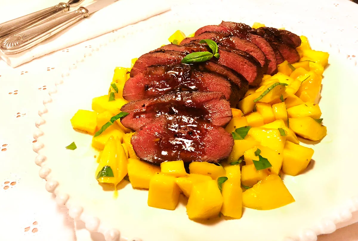 Magret de pato al Oporto con vinagreta de mango