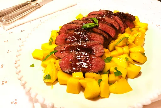 Magret de pato al Oporto con vinagreta de mango