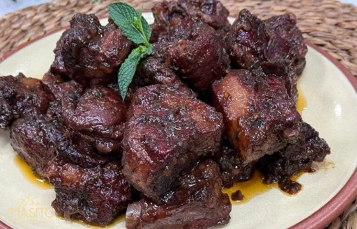 Costillas de cerdo en salsa al vino tinto
