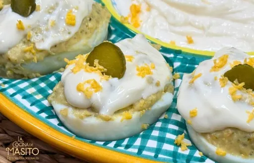 Huevos rellenos de alitas de pollo