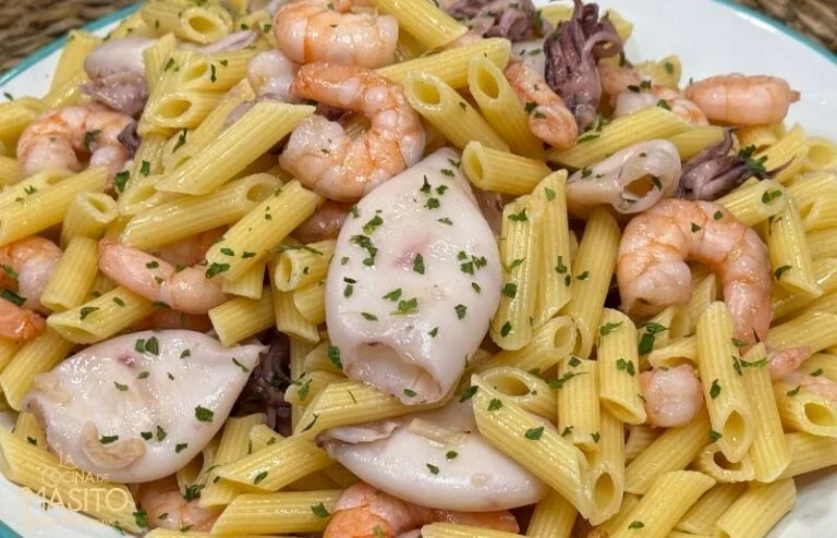 Macarrones con chipirones y langostinos al ajillo