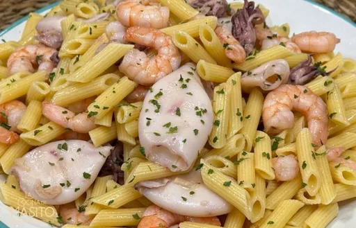 Macarrones con chipirones y langostinos al ajillo