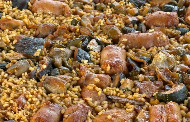 Paella de pollo y butifarra con verduras y salmorreta