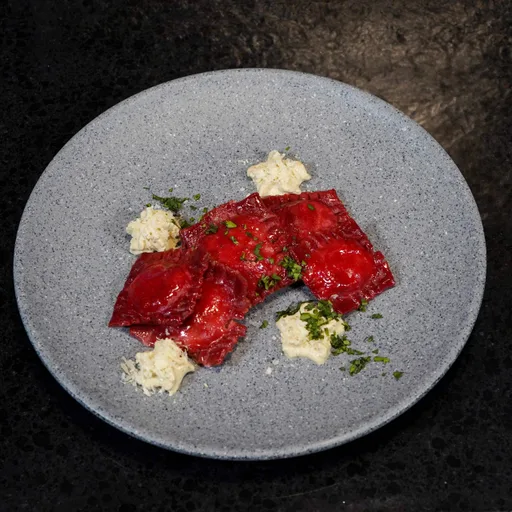 Ravioles de betabel con mousse de pesto