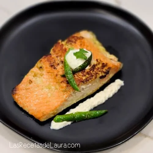 Salmón al ajo y serrano