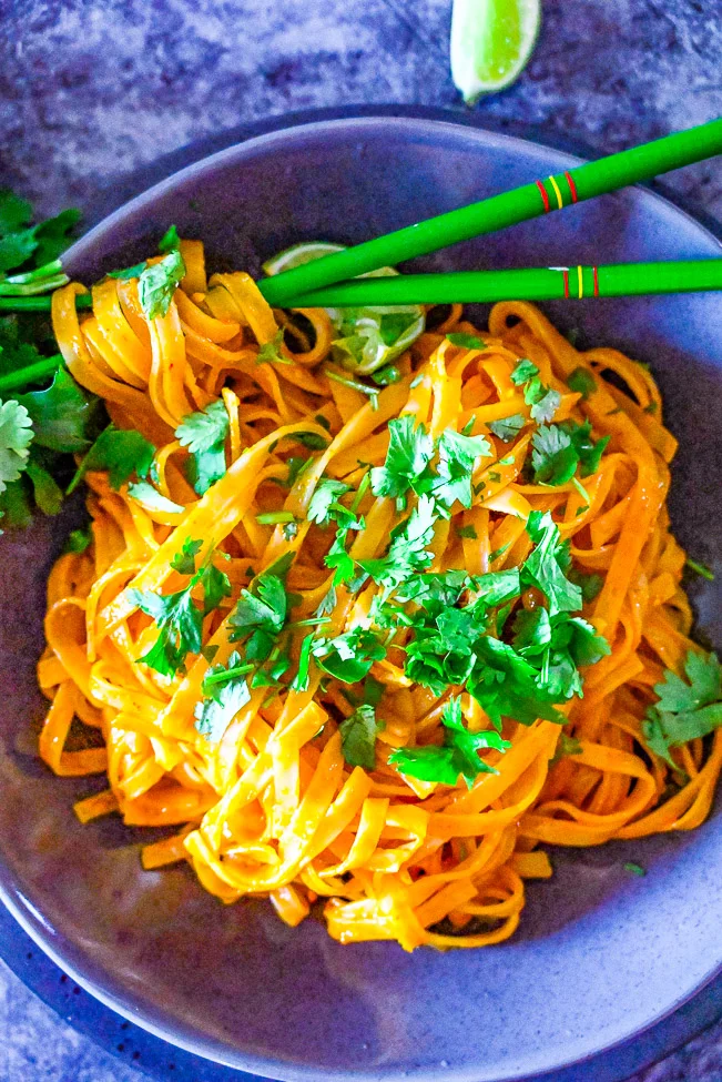 Fideos al curry tailandés