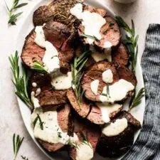 Asado de lomo de ternera con salsa cremosa de rábano picante