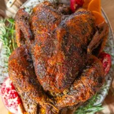 Pavo de Acción de Gracias jugoso a la mantequilla cajún