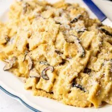 Pasta cremosa con setas y miso en una sola olla