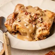 Pudin de pan de boniato con salsa de arce y ron