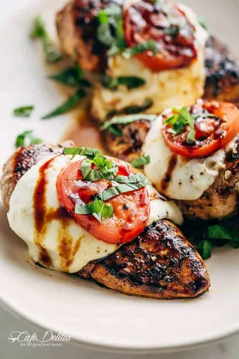 Pollo a la parrilla Caprese con mozzarella de búfala