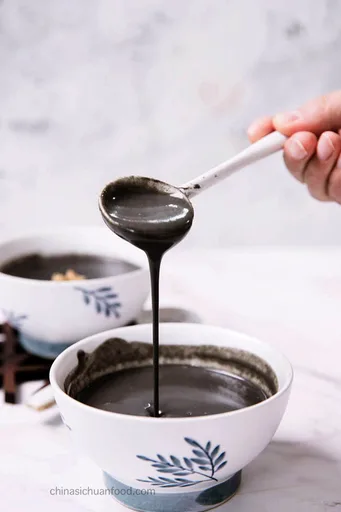 Schwarze Sesamsuppe