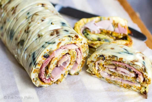 Rollo de tortilla con cebolla caramelizada, zanahoria y jamón