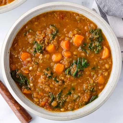 Sopa de lentejas y col rizada