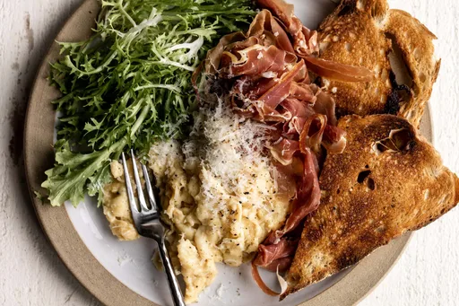 Huevos revueltos lentos Cacio e Pepe